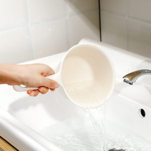 Ca nhựa có tay cầm Sanada màu trắng sữa