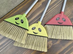 Chổi quét bằng nhựa cán dài 82cm